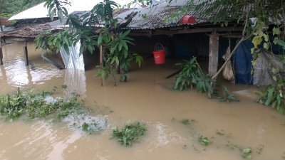 বন্যায় তীব্র কষ্টে মানুষ, বেড়ে চলেছে নৌকার ভাড়া