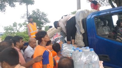 বন্যায় তীব্র কষ্টে মানুষ, বেড়ে চলেছে নৌকার ভাড়া