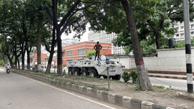 সচিবালয়ের পাশের রাস্তায় সেনাবাহিনীর এপিসি