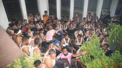 ছত্রভঙ্গ হওয়ার পর কিছু আনসার সদস্য আশ্রয় নেন সচিবালয়ের ফটকের পাশে (ছবি: নাসিরুল ইসলাম)