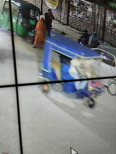 ব্যাটারিচালিত নীল কালারের অটোরিকশায় করে শাকিলকে নিয়ে যাচ্ছেন কয়েকজন ব্যক্তি