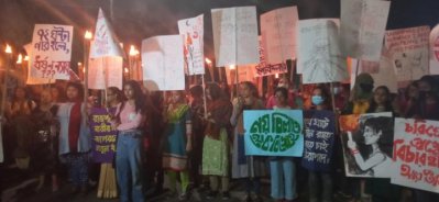 ২০২১ সালের ১২ নভেম্বর মধ্য রাতে সাক্ষ্যপ্রমাণ আইন-১৮৭২ বাতিলসহ নানা দাবিতে শাহবাগ থেকে নারীদের পদযাত্রা 