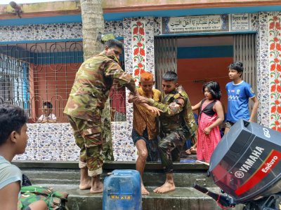 বন্যার্তদের উদ্ধারে নিবেদিতপ্রাণ লেফটেন্যান্ট বায়েজিদ