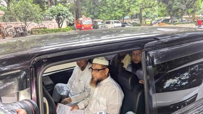 যমুনার সামনে ইসলামী আন্দোলনের নেতারা