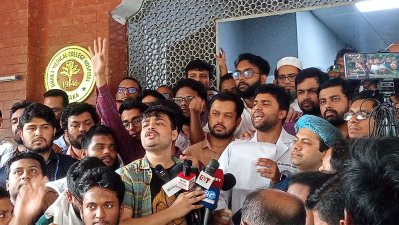 ঢাকা মেডিক্যালের চিকিৎসকদের বিক্ষোভ