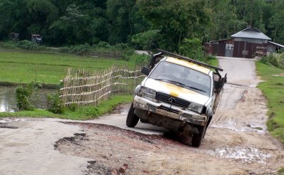 এক সড়কে দুই জেলার মানুষের দুর্ভোগ