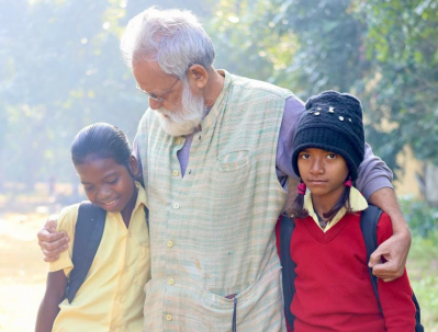 সাঁওতাল শিশুদের সঙ্গে কমল চক্রবর্তী