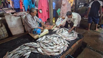 চড়া মূল্যে ক্ষুব্ধ ক্রেতারা (ছবি: বাংলা ট্রিবিউন)