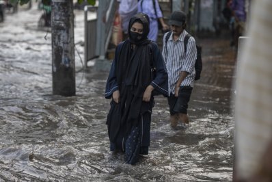 প্রায় হাঁটু সমান পানি দিয়ে পার হচ্ছেন তারা