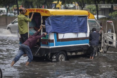 হাত দিয়ে ঠেলে পার করতে হচ্ছে টেম্পুাটিকে