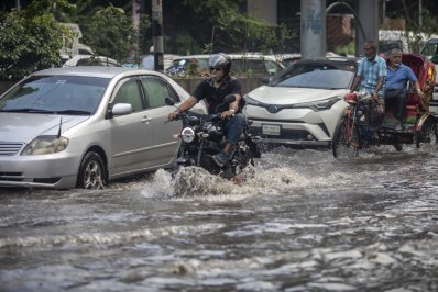 ভোগান্তি নিয়েই রাস্তা পার হচ্ছেন তারা