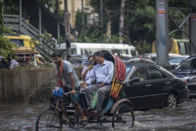 জলাবদ্ধতার ভিডিও করে রাখছেন মোবাইল ফোনে
