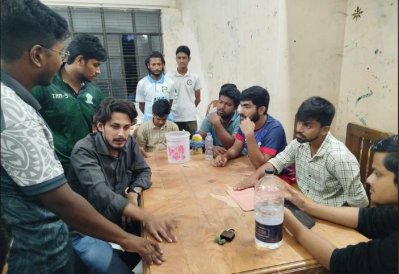 জাকির সঙ্গে কথা বলছেন বৈষম্যবিরোধী ছাত্র আন্দোলনের সহ-সমন্বয়কসহ আরও কয়েকজন।