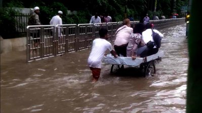 ভ্যানে পানি পার হতে গুণতে হচ্ছে ১০ টাকা