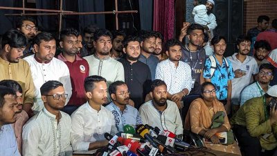 সংবাদ সম্মেলনে বৈষম্যবিরোধী ছাত্র আন্দোলনের নেতাকর্মীরা