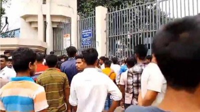 বিভিন্ন দাবিতে কারখানার সামনে শ্রমিকদের অবস্থান