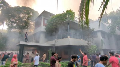 আওয়ামী লীগ সরকারের পতনের পর ধানমন্ডি ৩২ নম্বরে বঙ্গবন্ধু ভবনে হামলা-ভাঙচুরের পর আগুন ধরিয়ে দেয় হামলাকারীরা (ছবি: ফয়সাল ইসলাম রাজিব)