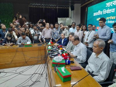 লিখিত বক্তব্য পাঠ করছেন সিইসি কাজী হাবিবুল আউয়াল