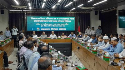 এর আগে নির্বাচন কমিশন সচিবালয়ের কর্মকর্তাদের সঙ্গে সৌজন্য বিনিময় করেন নির্বাচন কমিশনাররা