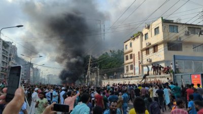 ৫ আগস্ট ধানমন্ডিতে আওয়ামী লীগ সভাপতির রাজনৈতিক কার্যালয়ে হামলা চালায় জনতা (ছবি: ফয়সাল ইসলাম রাজিব)
