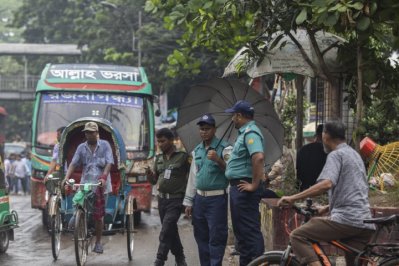 ট্রাফিক নিয়ন্ত্রণে ফিরলেও আতঙ্কে আছেন পুলিশ সদস্যরা (ছবি: সাজ্জাদ হোসেন) 