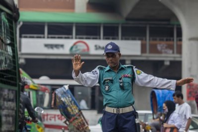ট্রাফিক আইন নামতে চাচ্ছেন না চালকরা, তাদের ওপর চাপ প্রয়োগও করতে পারছেন না ট্রাফিক পুলিশ সদস্যরা (ছবি: সাজ্জাদ হোসেন)