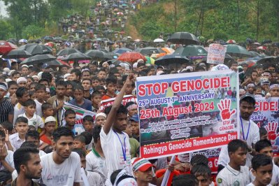 কক্সবাজারে রোহিঙ্গা শিবিরে মিয়ানমার সেনাবাহিনীর নিপীড়নের প্রতিবাদ। ছবি: রয়টার্স