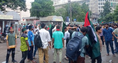 লংমার্চে যোগ দিতে জাতীয় জাদুঘরের সামনে জড়ো হন আগ্রহীরা