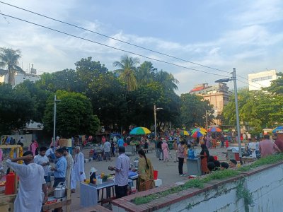 নানান খাবারের পসরা সাজিয়ে বসেছেন দোকানিরা, ছবি: কবির হোসেন