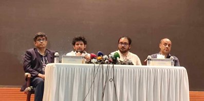 প্রেস ব্রিফিংয়ে সাংবাদিকদের সামনে বক্তব্য রাখেন মাহফুজ আলম