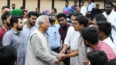 আন্দোলনকারী শিক্ষার্থীদের কাছে গিয়ে তাদের কথা শুনছেন প্রধান উপদেষ্টা