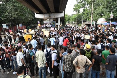 সাতরাস্তা মোড় অবরোধ করেন শিক্ষার্থীরা। ছবি: নাসিরুল ইসলাম