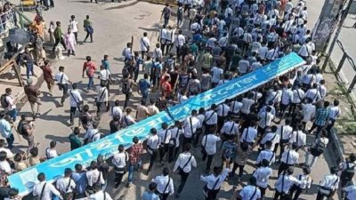 সংঘর্ষ চলাকালে ঢাকা কলেজের শিক্ষার্থীদের আইডিয়াল কলেজের একটি সাইনবোর্ড খুলে নিয়ে যেতে দেখা গেছে