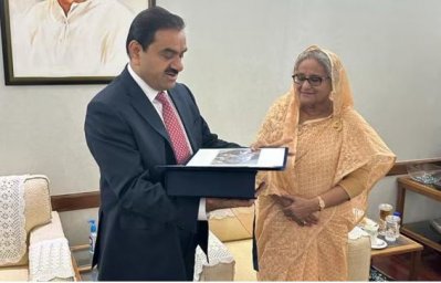 ২০২৩ সালে বাংলাদেশের তৎকালীন প্রধানমন্ত্রী শেখ হাসিনার সঙ্গে আদানি গ্রুপের চেয়ারম্যান গৌতম আদানি। ছবি: সামাজিক যোগাযোগমাধ্যম এক্স থেকে নেওয়া। 