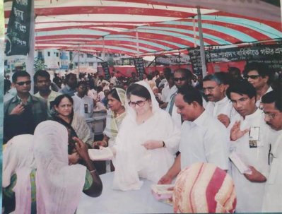 তৎকালীন প্রধানমন্ত্রী খালেদা জিয়ার সঙ্গে এক অনুষ্ঠানে চৌধুরী আলম (ডানে)