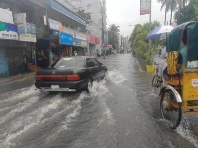 বৃষ্টির সঙ্গে দমকা হাওয়া বয়ে যাচ্ছে