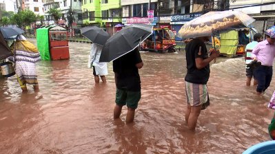 ড্রেনের ময়লার পানির সঙ্গে মিশে দুর্গন্ধময় পরিবেশের সৃষ্টি হয়