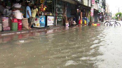 সামান্য বৃষ্টিতেই ভাসে বরিশাল নগরী, খাল ভরাটকে দুষছেন বাসিন্দারা