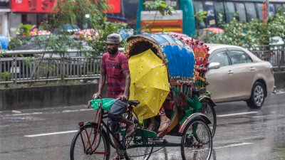 সকালের বৃষ্টিতে নাকাল রাজধানীবাসী। ছবি: সাজ্জাদ হোসেন