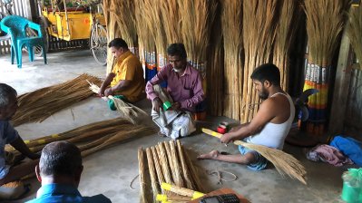 ভিক্ষা ছেড়ে গর্বিত কর্মী, ফুলঝাড়ু তৈরি করে স্বাবলম্বী