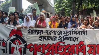 সুপ্রিম কোর্টের মাজার গেট থেকে শুরু হয়ে প্রেসক্লাবের সামনে গিয়ে শেষ হয় গণপ্রতিরোধ যাত্রা। ছবি: সাজ্জাদ হোসেন