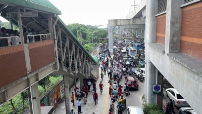 কিছুক্ষণ পরপর এসে থামছে মেট্রোরেল, সড়কে বাড়ছে যাত্রী চাপ