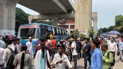 বাসগুলোতে দাঁড়িয়ে যাওয়ার জায়গা পাচ্ছেন না যাত্রীরা 