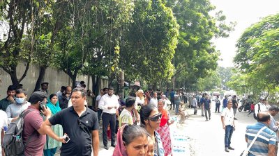 বিকল্প যানবাহনের অপেক্ষায় মেট্রোরেলের যাত্রীরা 