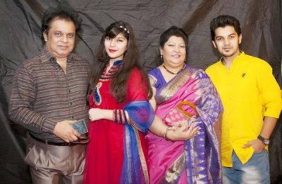স্ত্রী, কন্যা ও পুত্রের সঙ্গে দেওয়ান হাবিব