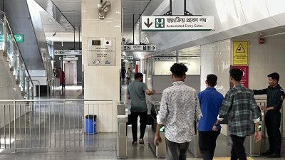 শুরুর দিকে যাত্রী কম থাকলেও পরে বাড়তে থাকে চাপ 
