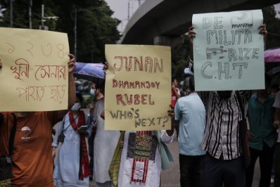 শাহবাগে প্রায় আধা ঘণ্টা বিক্ষোভ করেন ক্ষুদ্র নৃ-গোষ্ঠীর সদস্যরা (ছবি: সাজ্জাদ হোসেন)