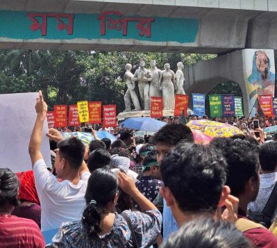 রাজু ভাস্কর্যের সামনে থেকে মিছিল নিয়ে শাহবাগে যান বিক্ষোভকারীরা 
