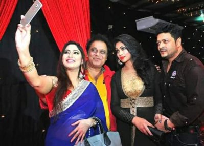 নায়িকা কেয়ার সেলফিতে দেওয়ান হাবিব, পপি ও ফেরদৌস
