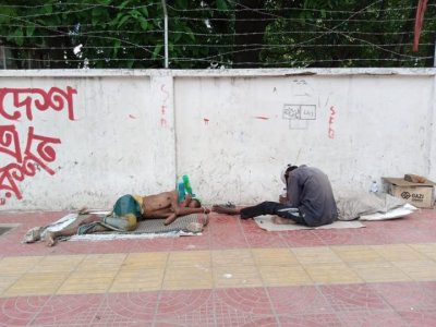 ঢাকা বিশ্ববিদ্যালয় এলাকায় এভাবেই অনেককে পড়ে থাকতে দেখা যায়